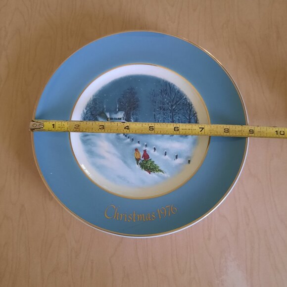 Vintage 1976 “Bringing Home the Tree” Christmas Plate - Enoch Wedgwood for AVON - Picture 8 of 8